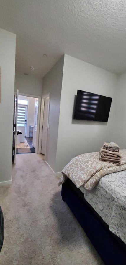 Delightful 1-Bedroom Private Suite In A New Home 卡加利 外观 照片